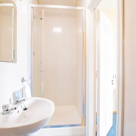 81 - Affordable 3 Bed With Parking *