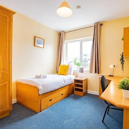 Apartment 81 - Affordable 3 Bed With Parking *