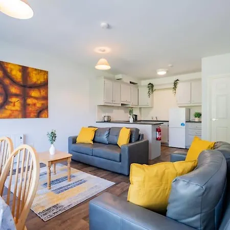 Apartment 81 - Affordable 3 Bed With Parking